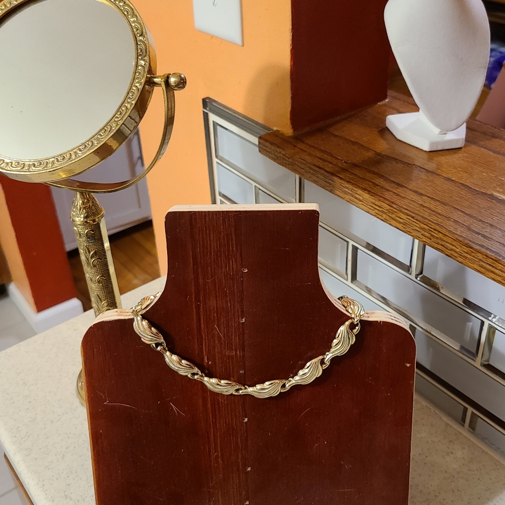 Vintage gold tone necklace - Picture 3 of 15